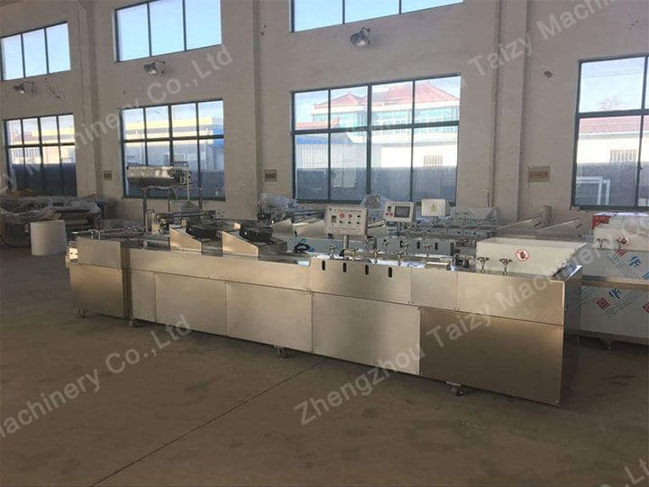 Peanut brittle forming and cutting machine